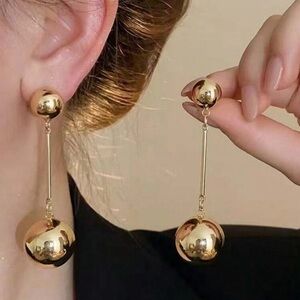 Elegant Drop Earrings balls holidays NWT 💕💕🔥🔥